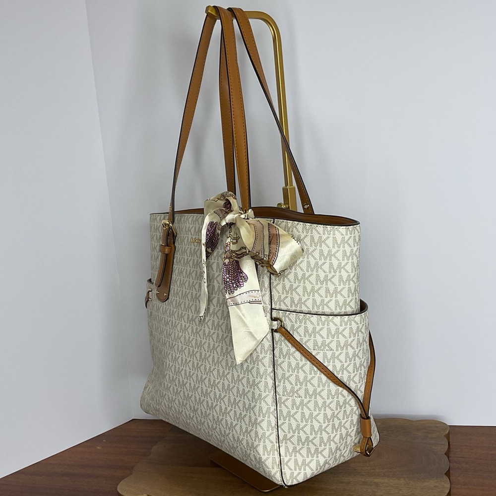 Michael Kors White/Brown Signature Coated Canvas Voyager Tote - Picture 5 of 9
